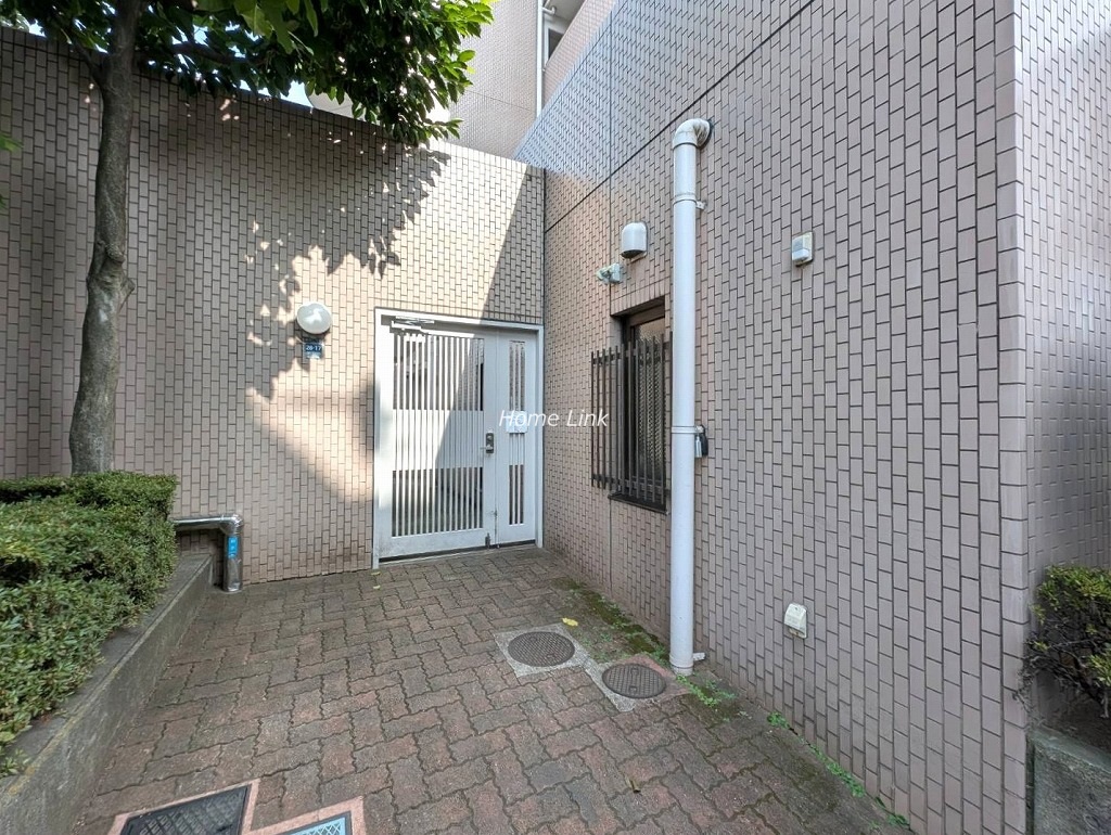 板橋桜川パーク・ホームズ　駐輪場出入口